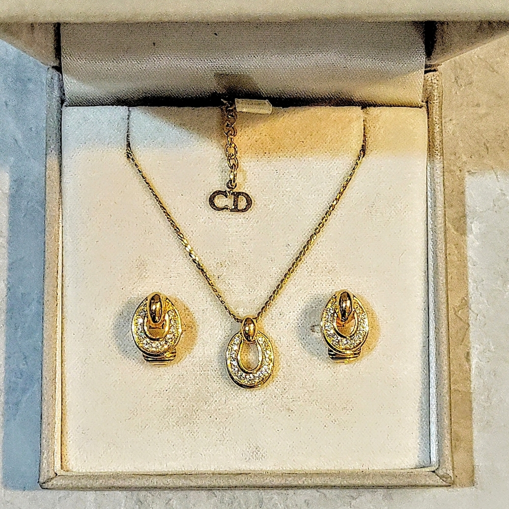 CHRISTIAN DIOR 18K GOLD PLATED DIOR NECKLACE & CLIP ON EARRINGS SET IN BOX - Picture 3 of 14